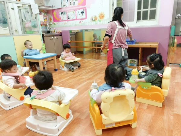 托嬰中心各班環境介紹 - 蕃茄班 用餐區、教具操作區（1 歲 7 個月至 1 歲 10 個月）